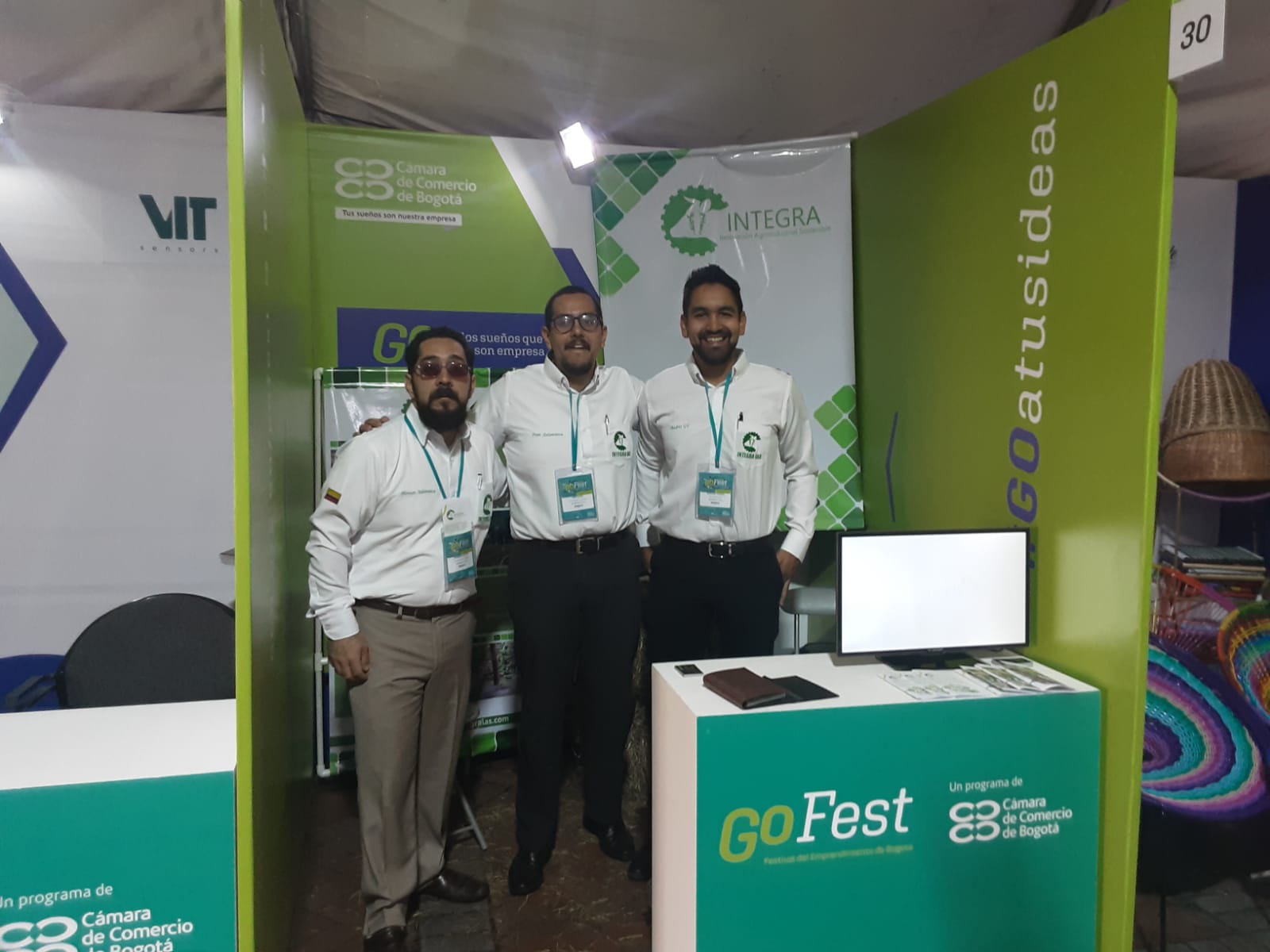 Equipo de INTEGRA en su stand del festival de emprendimiento GoFest de la Cámara de Comercio de Bogotá