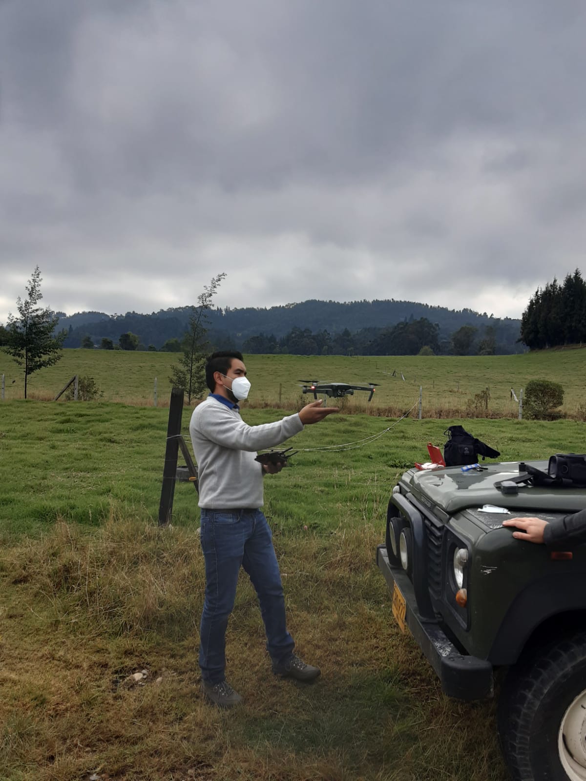 Ingeniero operando un dron sobre un potrero para levantamiento topográfico